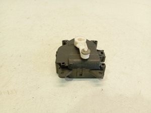 TOYOTA Yaris (2011–2020) Salongi soojenduse klapi mootor CZ1138002810 - 5