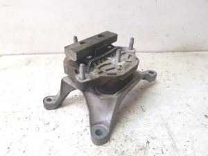 AUDI A4 B9 (2015–2026) Käigukasti padi 8W0399158 - 5