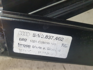 AUDI A4 B9 (2015–2026) Priekšējo durvju logu pacēlājs un tā daļas 8W0837462 - 2
