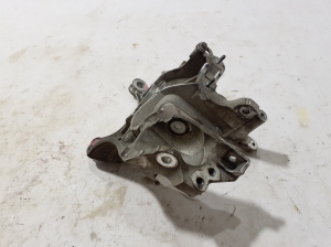 AUDI A6 C8 (2018–2025) Eesmise alusraami kinnitus 80A399296S - 2