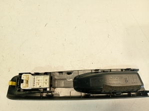 TOYOTA Yaris (2011–2020) Rear side door window switch 742720d400 - 4