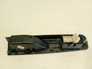 TOYOTA Yaris (2011–2020) Rear side door window switch 742720d400 - 5