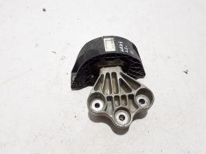 Engine bracket with mount - 112101428R