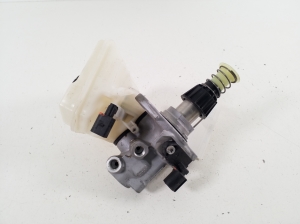Porsche Cayenne (92A) (2017–2026) Brake master cylinder 9Y0611021A - 2
