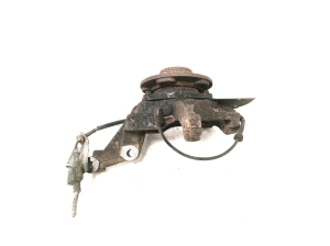   Front wheel hub  -  