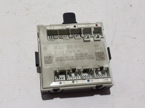 Aizmugurējo sānu durvju vadības bloks - A2239001931