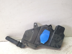 Front washer fluid reservoir - 4G1955462