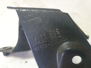 Front fender bracket - 4G8821135D