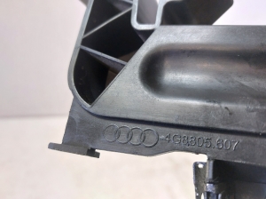 AUDI A7 (2010–2018) Esitule kinnitus 4G8805607 - 4