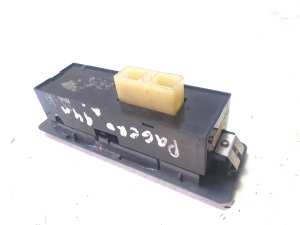 Mitsubishi Pajero II (1991–1999) Front door glass switch MB784050 - 3
