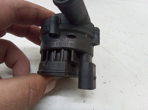 Mercedes Benz R-Class 251 (2006–2017) Auxiliary water pump A2118350364 - 6