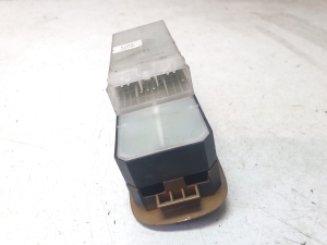 Suzuki Vitara ET (1988–2006) Front door glass switch 2574T - 4