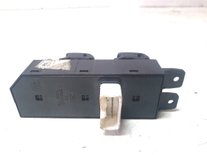 Hyundai Santa Fe (2000–2006) Priekšējo durvju stikla slēdzis 9357026000 - 3