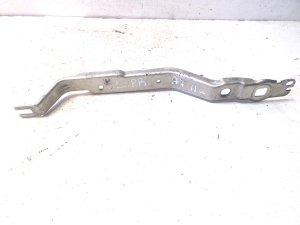 Front fender bracket - 4G8807591