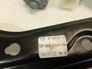 Opel Astra K (2015–2021) Priekšējo durvju logu pacēlājs 39142315 - 5
