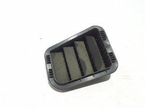 Rear fender vent grille - 97525AT000