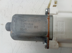 Mercedes Benz R-Class 251 (2006–2017) Front door window regulator motor A2518200842 - 2