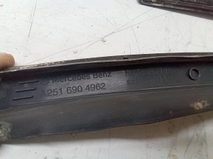 Mercedes Benz R-Class 251 (2006–2017) Windshield pillar outer molding A2516905062 - 3