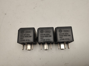 Relay - 4H0951253A