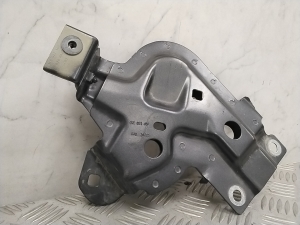 Front fender bracket - 4KE821149