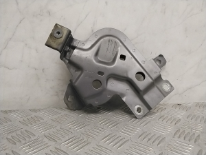 Front fender bracket - 4KE821149