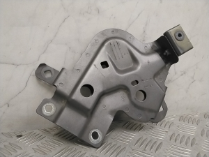 Front fender bracket - 4KE821150