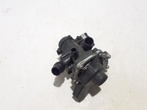   Pompe à eau pour automobile  - 06L121111M 