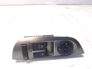 Front door glass switch - 935702C500