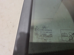 Mercedes Benz GLA-Class H247 (2019–2026) Aizmugurējo sānu durvju trīsstūrveida stikls A2477301702 - 2