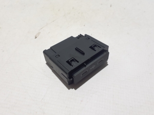 RENAULT 5- I (2024–2026) USB port 284H36611R - 4