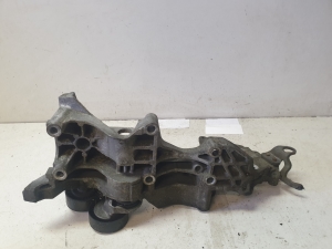 Volkswagen Transporter T5 (2003–2015) Lichtmaschinenhalter 03L903143J - 3