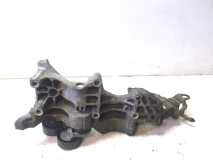 Volkswagen Transporter T5 (2003–2015) Lichtmaschinenhalter 03L903143J - 4