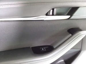 Mazda 3 IV (2019–2026) Salons un tā detaļas - 11