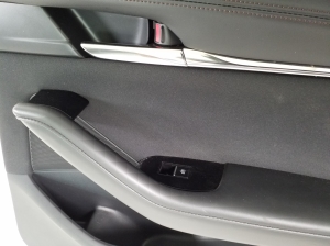 Mazda 3 IV (2019–2026) Salons un tā detaļas - 14