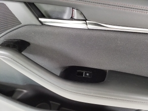 Mazda 3 IV (2019–2026) Salons un tā detaļas - 16