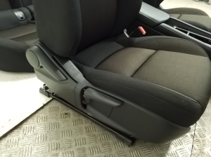 Mazda 3 IV (2019–2026) Salons un tā detaļas - 19