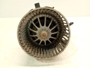 AUDI A4 B8 (2007–2016) Salongi puhuri mootor 8K1820021 - 4