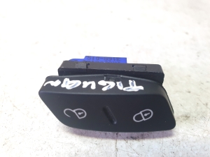Volkswagen Tiguan (2007–2016) Door lock/unlock switch 1K0962125B - 4