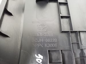 Mazda 3 IV (2019–2026) Keskpiilari siseviimistlus BCJH68220 - 3