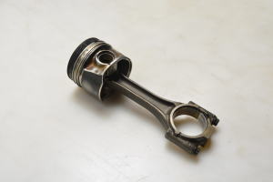 AUDI A1 8X (2010–2018) Kolb ja selle osad 04L107065D - 2