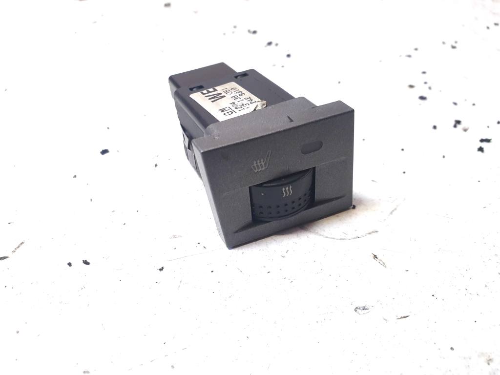 Opel Signum (2003–2008) Heated seat switch 13138251 Opel Signum (2003–2008) Heated seat switch 13138251