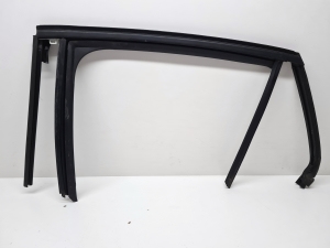 Rear side door seal on the door - 9823226480