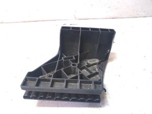 AUDI A8 D2 (1994–2002) Tagakaitseraua kinnitus 4D0807572 - 3