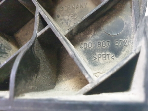 AUDI A8 D2 (1994–2002) Tagakaitseraua kinnitus 4D0807572 - 3