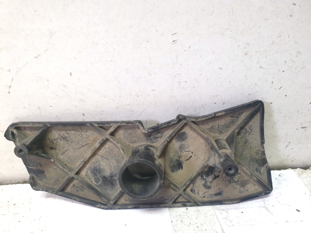 Volkswagen Caddy III (2004–2015) Front fender bracket 1T1823229 Volkswagen Caddy III (2004–2015) Front fender bracket 1T1823229