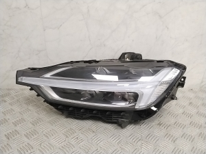 VOLVO XC60 (2017–2026) Esituli 31656616 - 8