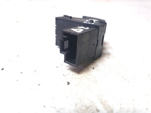 Volkswagen Jetta (2005–2011) Kütuseluugi avamise lüliti 7L6959833B - 2