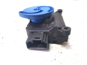 AUDI A4 B7 (2004–2008) Salongi soojenduse klapi mootor 8E1820511F - 3