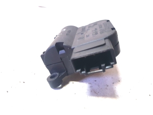 AUDI A4 B7 (2004–2008) Salongi soojenduse klapi mootor 8E1820511A - 3