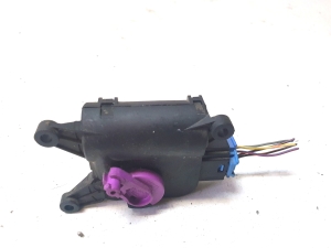 AUDI A4 B7 (2004–2008) Salongi soojenduse klapi mootor 8E1820511A - 3